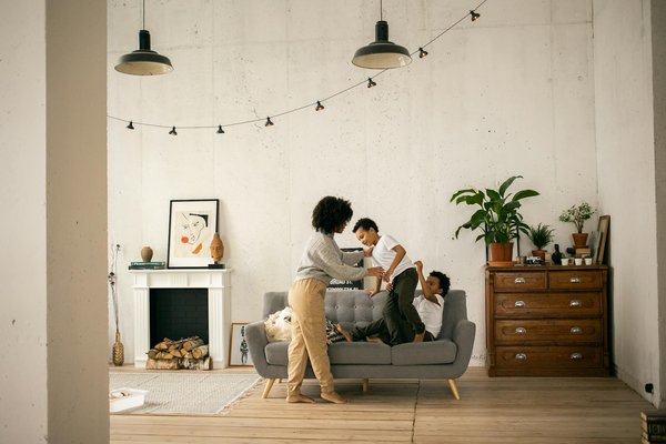 Transformez votre salon en espace inviting : solutions malignes pour ranger les jouets des enfants en toute élégance !